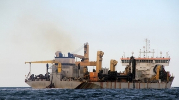 Nghệ An: Bắt quả tang tàu đổ chất thải xuống biển